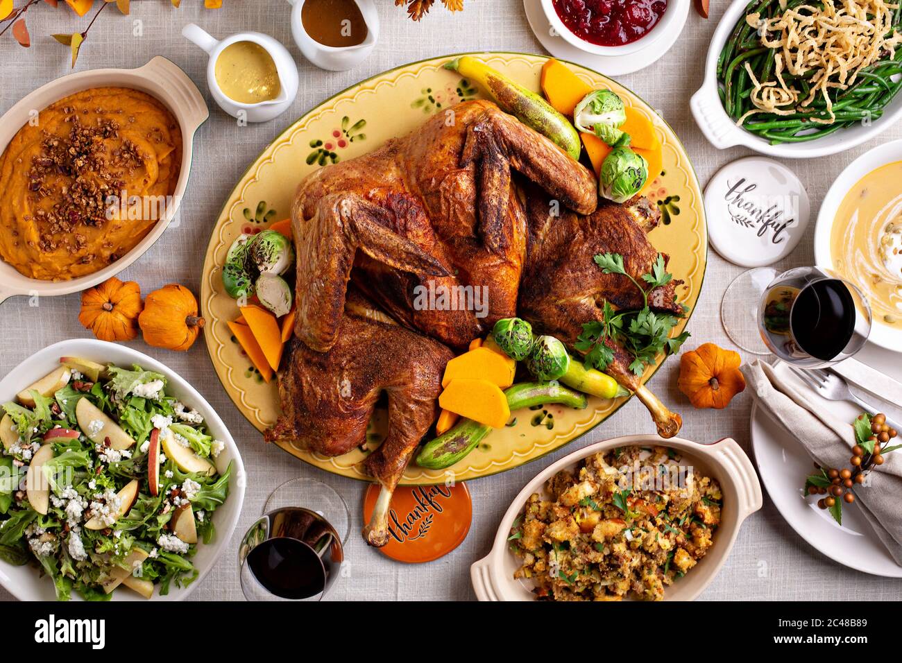 Cena di ringraziamento con tacchino intero e lati Foto Stock