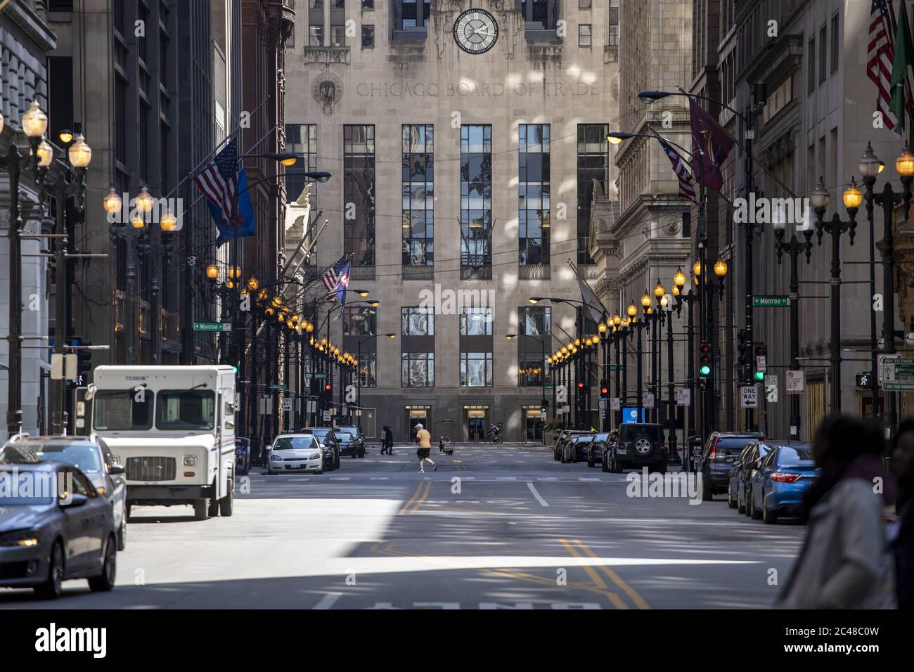 CHICAGO, STATI UNITI - 18 aprile 2020: Il distretto finanziario del centro di Chicago è completamente vuoto a causa della chiusura del governo causata dalla pandemia di Foto Stock