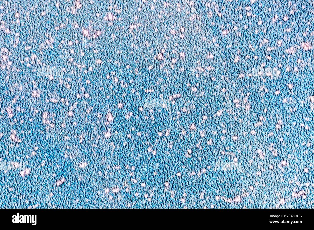 fondo astratto in tessuto artificiale con trama ruvida superficie blu con punti bianchi, puntini e linee diagonali Foto Stock