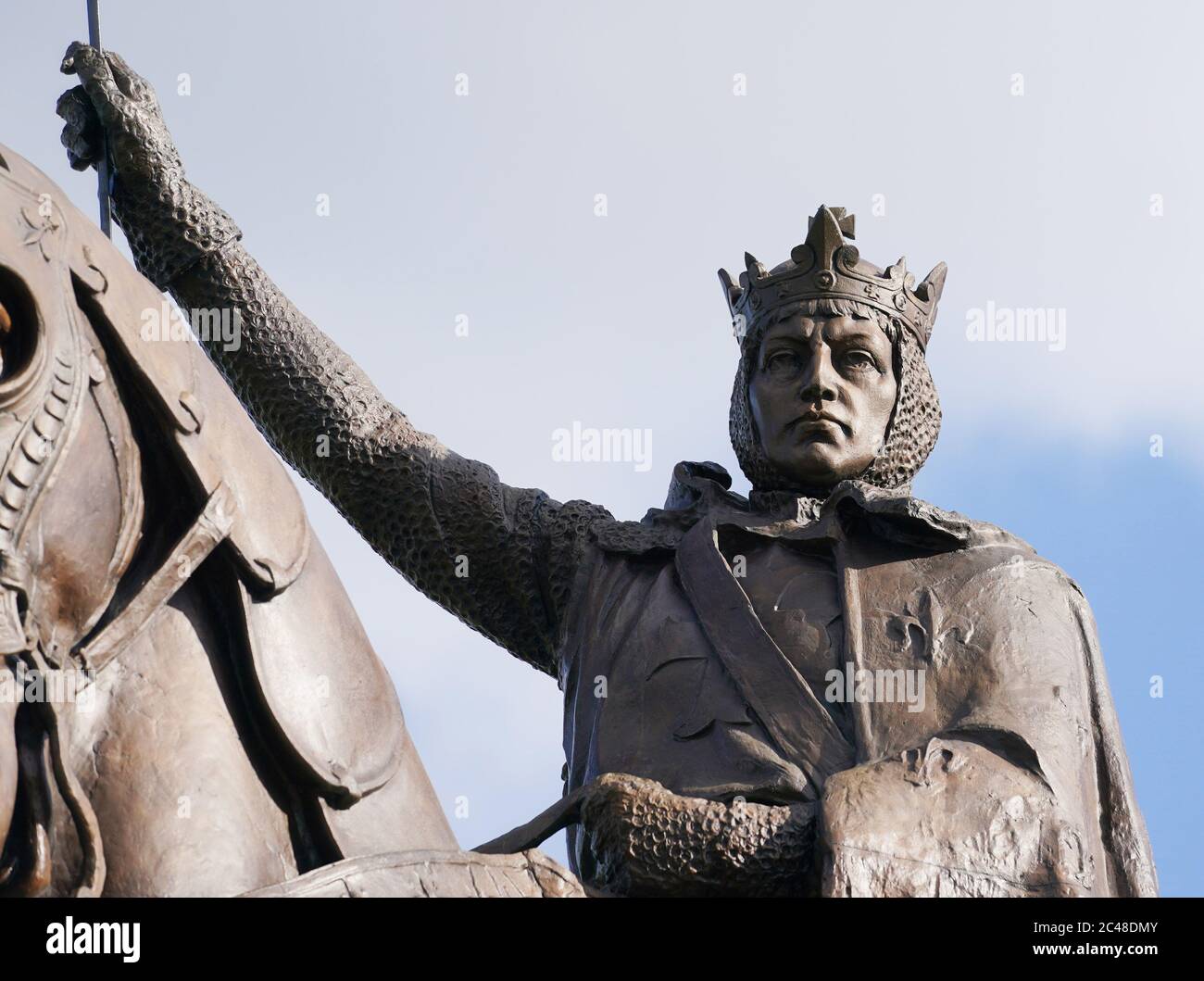 La statua di Saint Louis si trova di fronte al Museo d'Arte su Art Hill nel Forest Park, a St. Louis, mercoledì 24 giugno 2020. La Coalizione del Rosario di St. Louis Forever si è riunita alla statua per le ultime notti per pregare che la statua resti e che la città di St. Louis rimarrà pacifica. È stata avviata una petizione per rimuovere la statua che è rimasta in piedi per oltre 100 anni. Per alcuni, il re San Luigi è conosciuto come qualcuno che perseguitò il popolo ebraico di Francia, confiscato e bruciato il Talmud. Foto di Bill Greenblatt/UPI Foto Stock