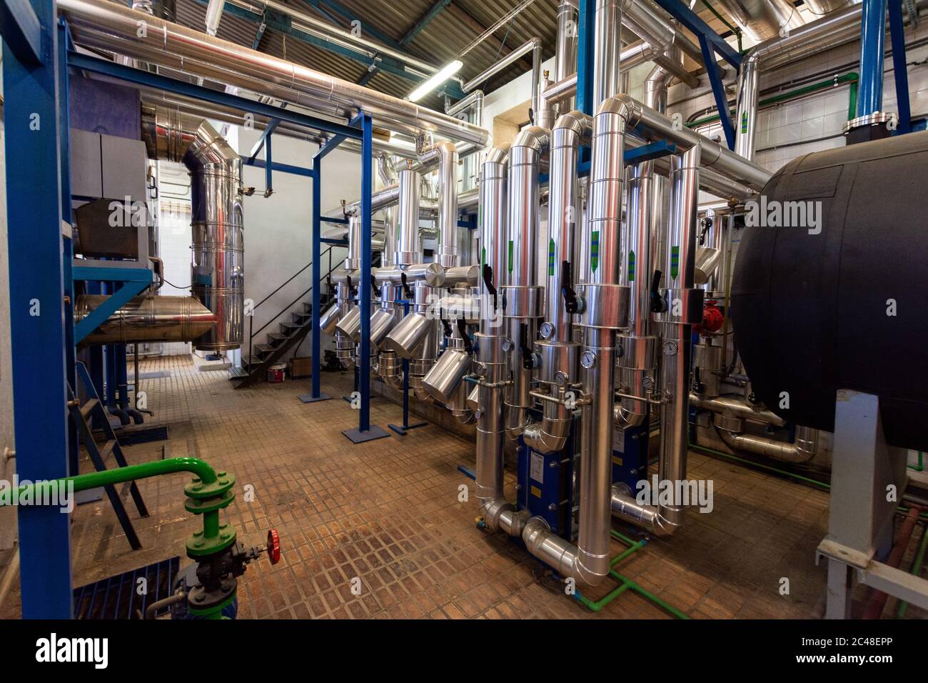 Sezione vuota di una fabbrica piena di attrezzature nuove Foto Stock