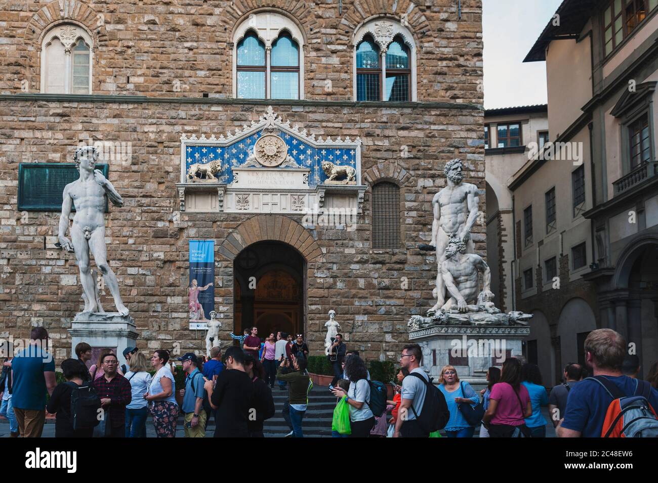 Statue di Davide ed Ercole e Caco all'ingresso di Palazzo Vecchio in Piazza della Signoria a Firenze Foto Stock