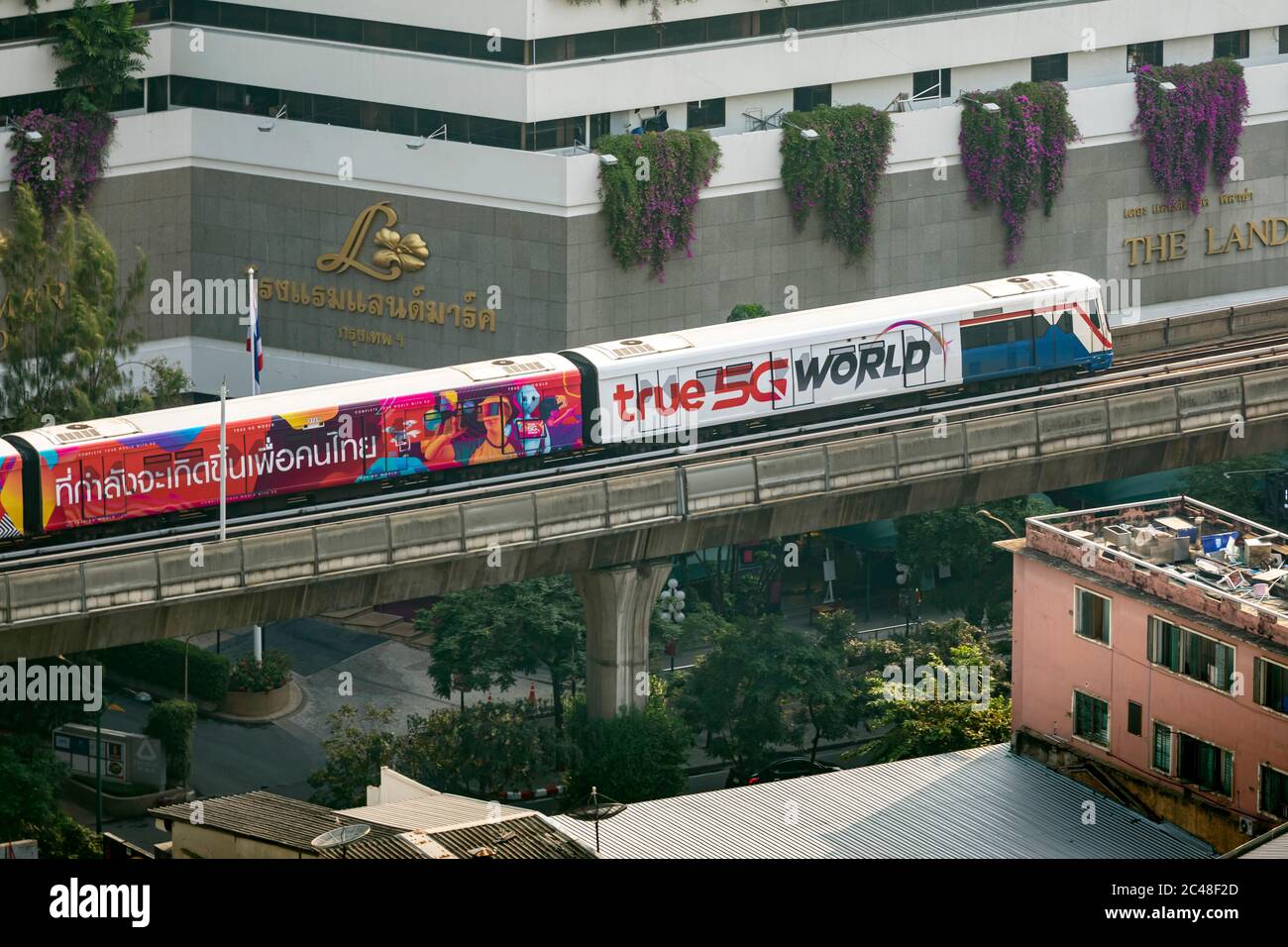 Treno e pista BTS Skytrain nel centro di Bangkok, Thailandia Foto Stock