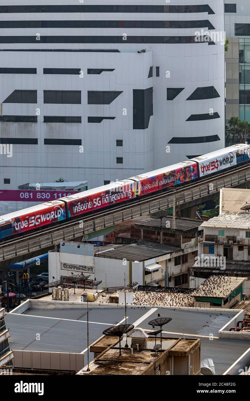 Treno e pista BTS Skytrain nel centro di Bangkok, Thailandia Foto Stock