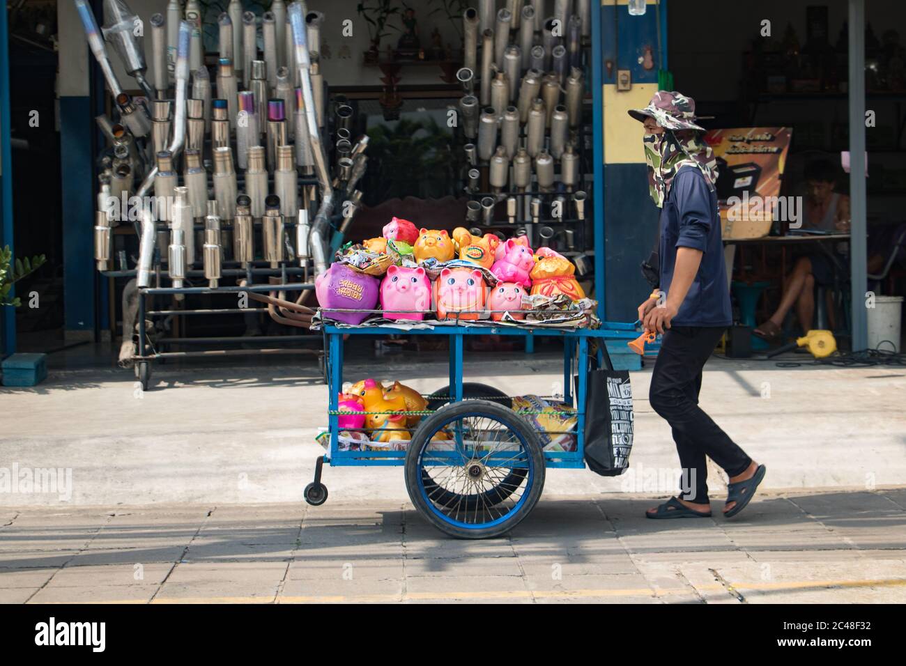 SAMUT PRAKAN, Thailandia, 10 ott 2019, venditore di strada spingendo un carrello pieno di colorate figure di animali su strada. Foto Stock