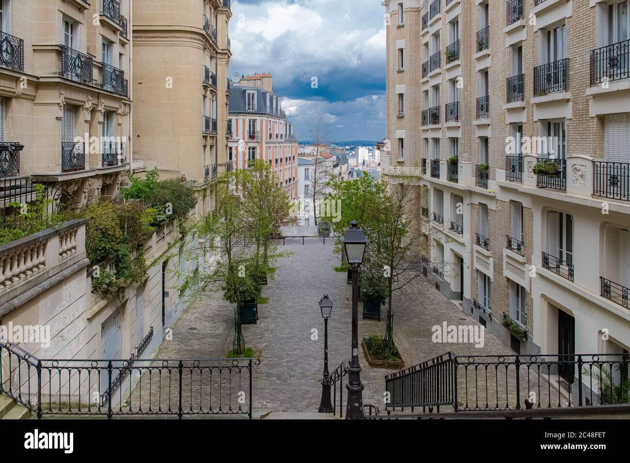 Parigi, romantica scalinata a Montmartre, edifici tipici e pavimento luminoso Foto Stock
