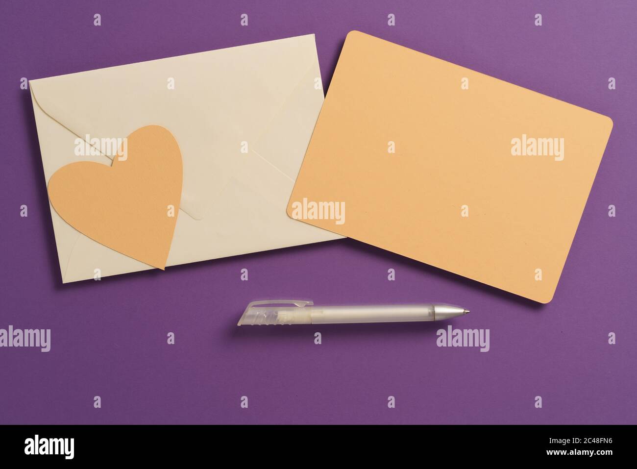 Biglietto d'auguri per mockup a posa piatta con penna e busta Foto Stock