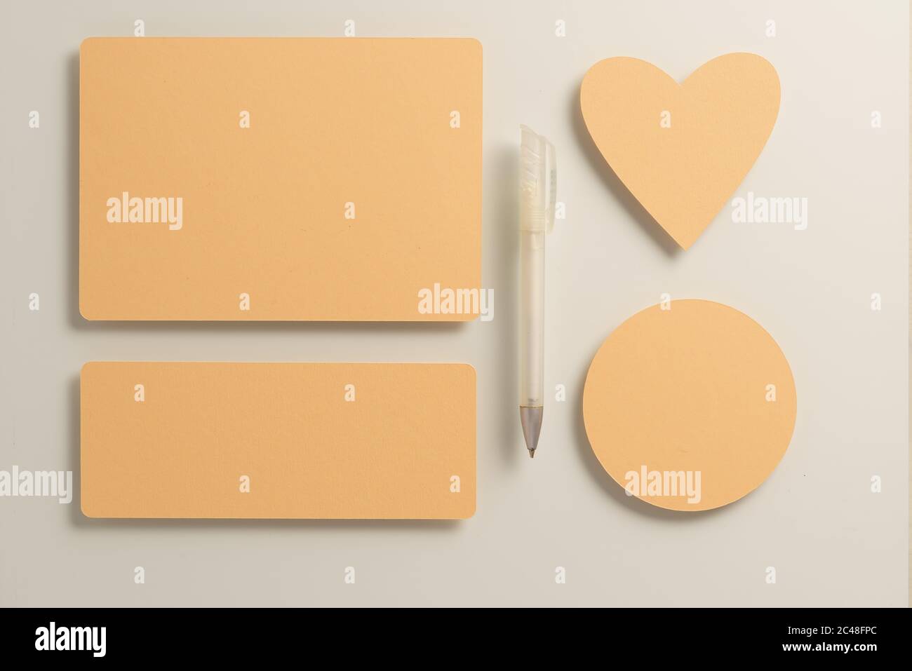 Biglietto d'auguri per mockup a posa piatta con penna e busta Foto Stock