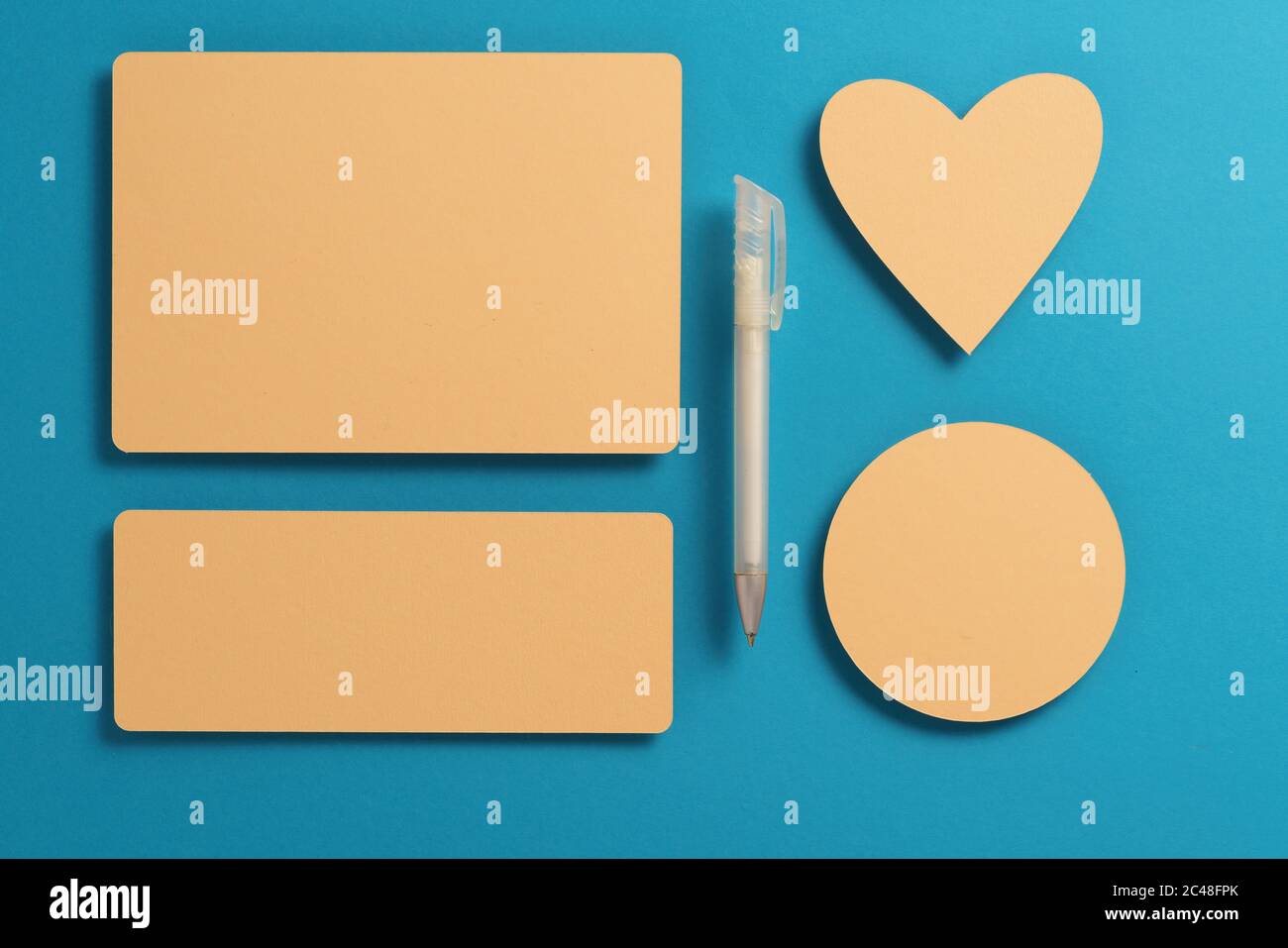 Biglietto d'auguri per mockup a posa piatta con penna e busta Foto Stock