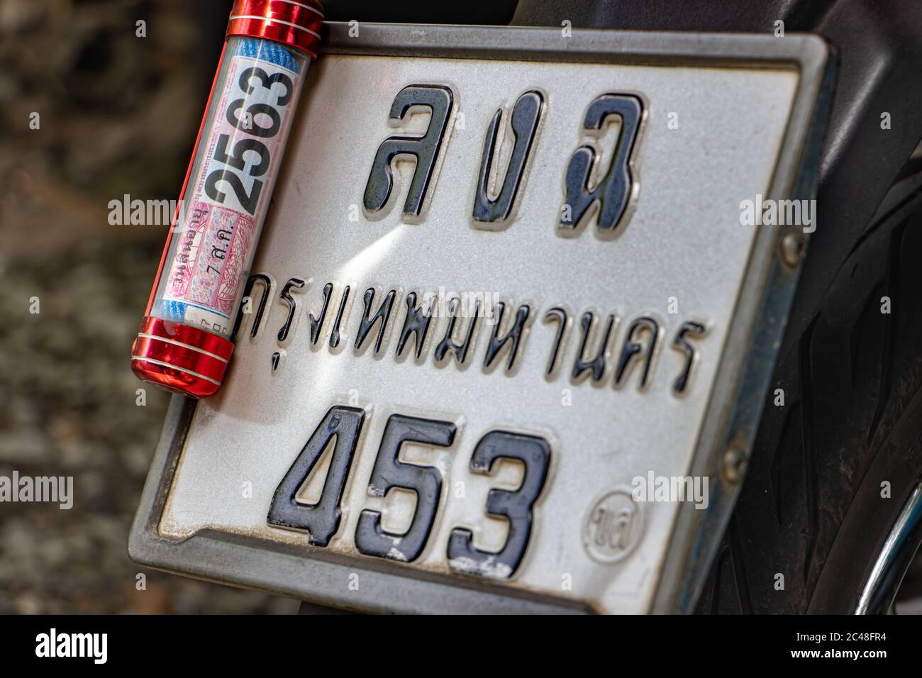 SAMUT PRAKAN, THAILANDIA, 23 2020 GIUGNO, Conferma dell'assicurazione nella scatola di acciaio fissata alla targa del veicolo - moto. Foto Stock