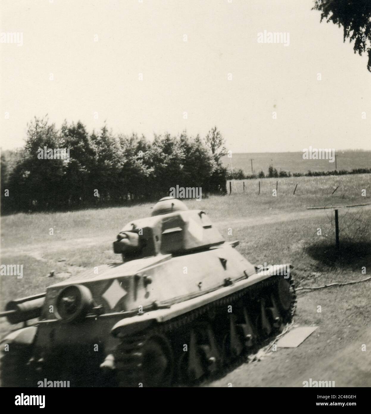 Eventi: Seconda guerra mondiale - i soldati Wehrmacht nazisti occupano il Nord della Francia - Renault R 35 Tank - carro armato di fanteria leggera francese - abbandonato 1940 - 1941 Foto Stock