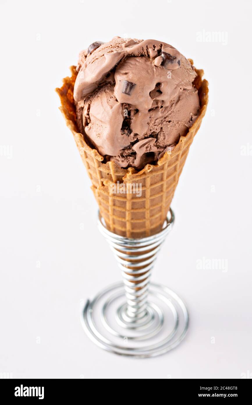Gelato al cioccolato in un cono di waffle Foto Stock