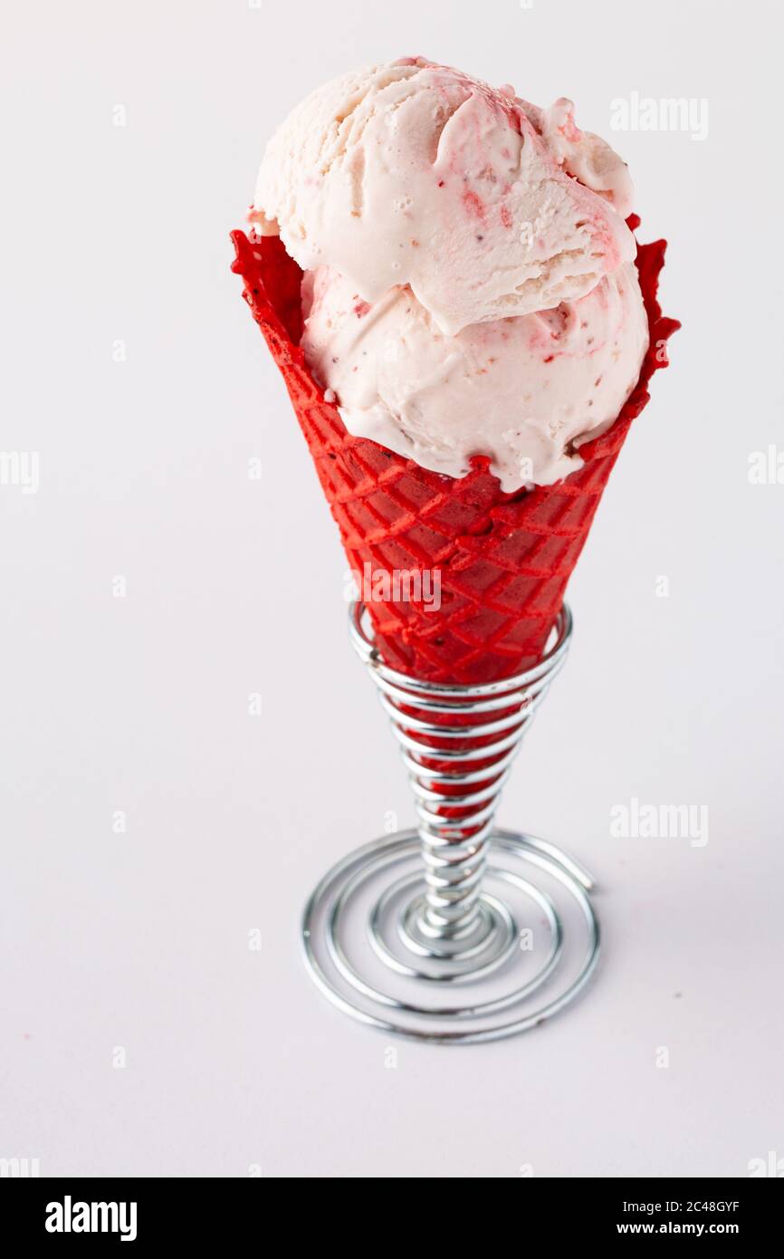 Gelato alla fragola nel cono del waffle Foto Stock