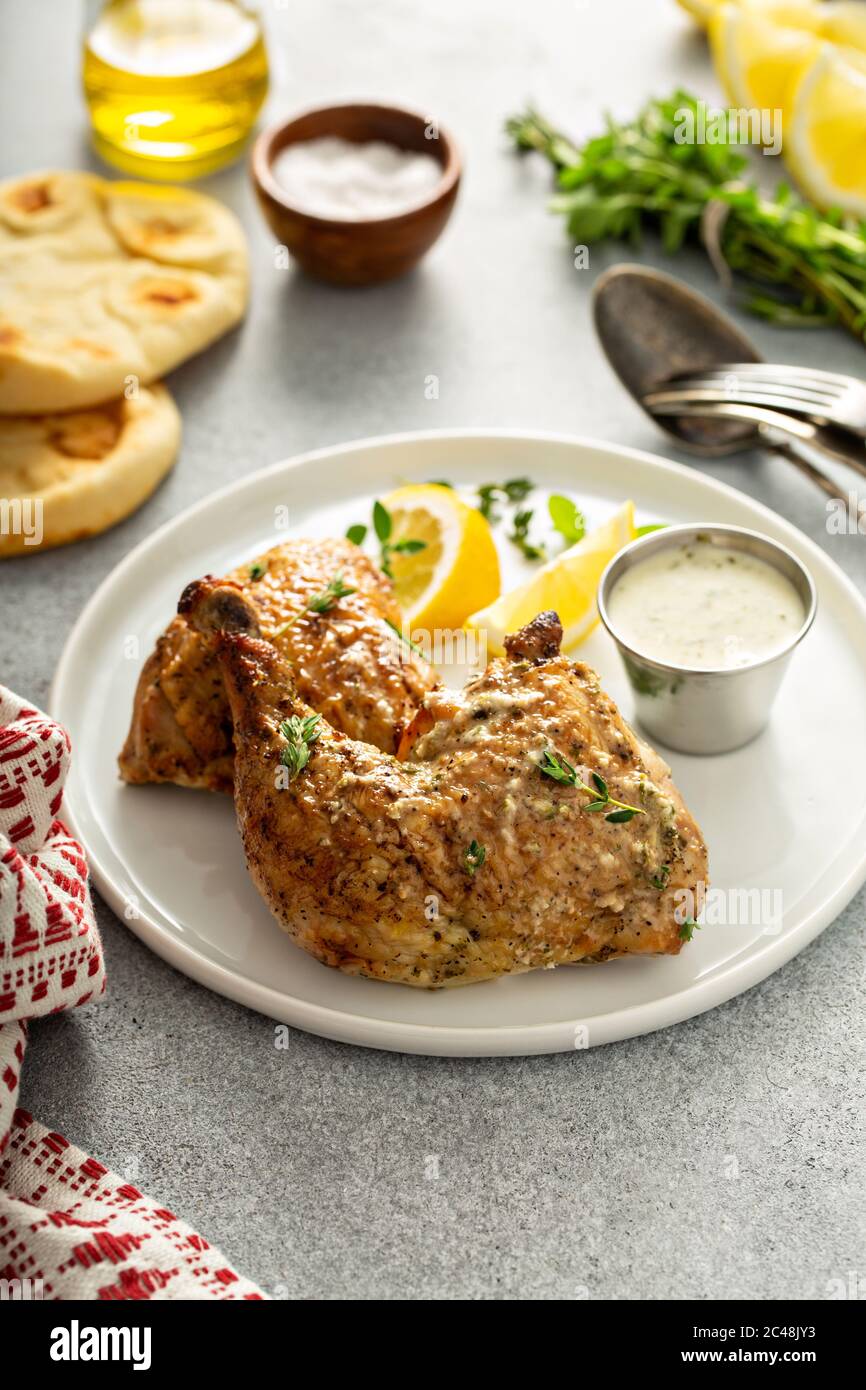 Limone aglio erbito pollo arrosto Foto Stock