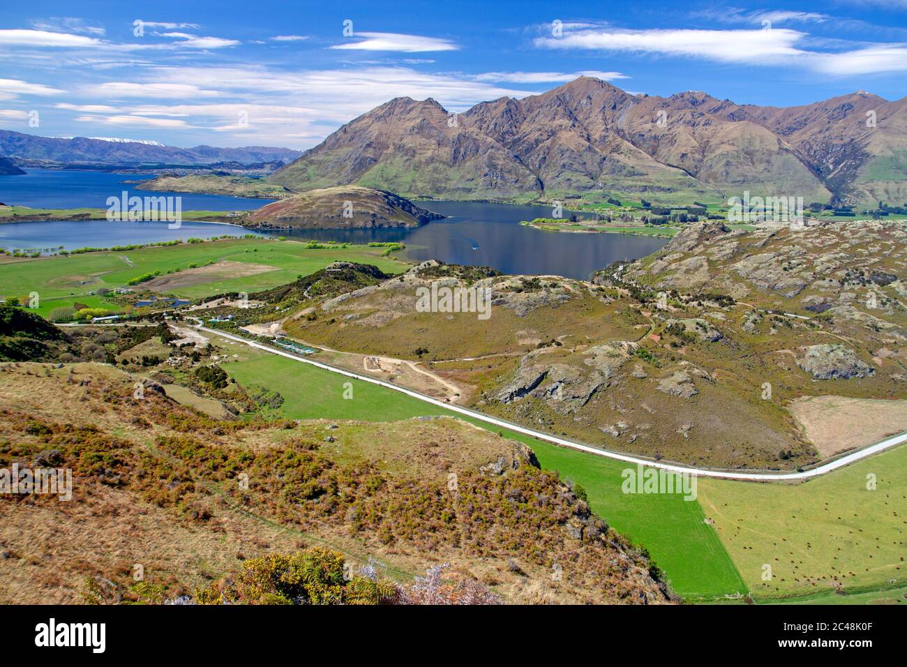 Vista della baia di Glendhu (lago Wanaka) e del picco di Roys da Rocky Mountain Foto Stock