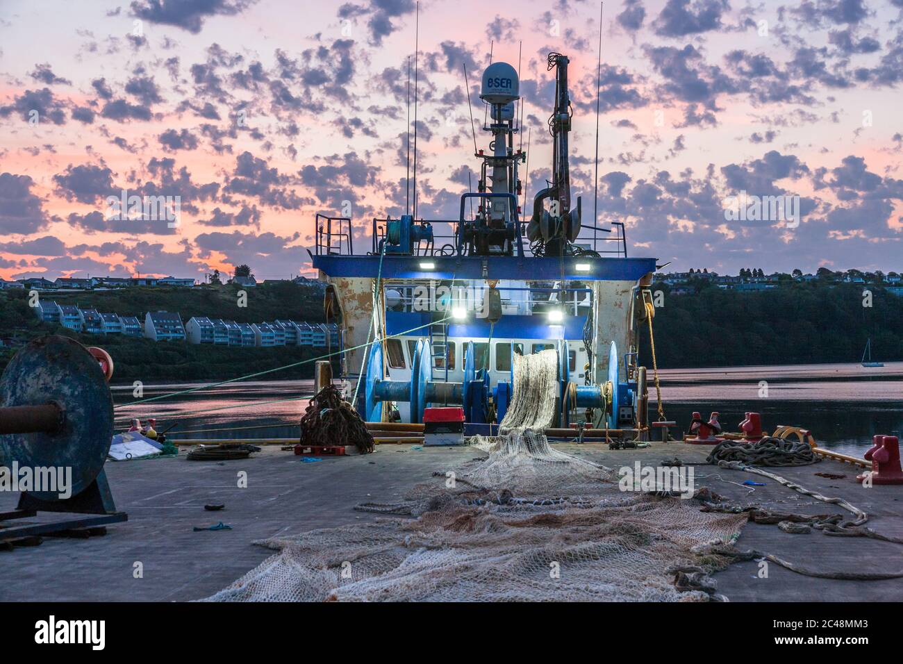 Kinsale, Cork, Irlanda. 25 Giugno 2020. Reti da pesca del peschereccio da traino Rachel Jay sono state gettate prima dell'alba sul molo di Kinsale, Co. Cork, Irlanda. - credito; David Creedon / Alamy Live News Foto Stock