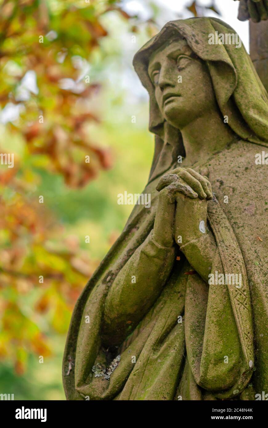 Scultura della Vergine Maria al cimitero del monastero di Schöntal a Jagsttal in Baden Würtemberg, Germania Foto Stock