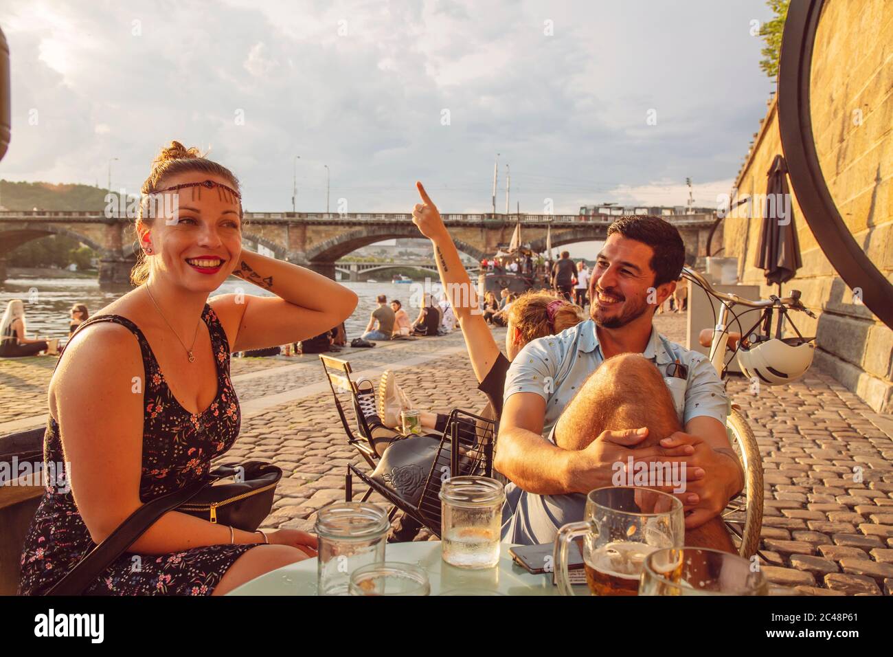 Praga, repubblica Ceca, 13 giugno 2020: Lungomare di Praga Moldava, le persone che godono del tramonto al molo Foto Stock