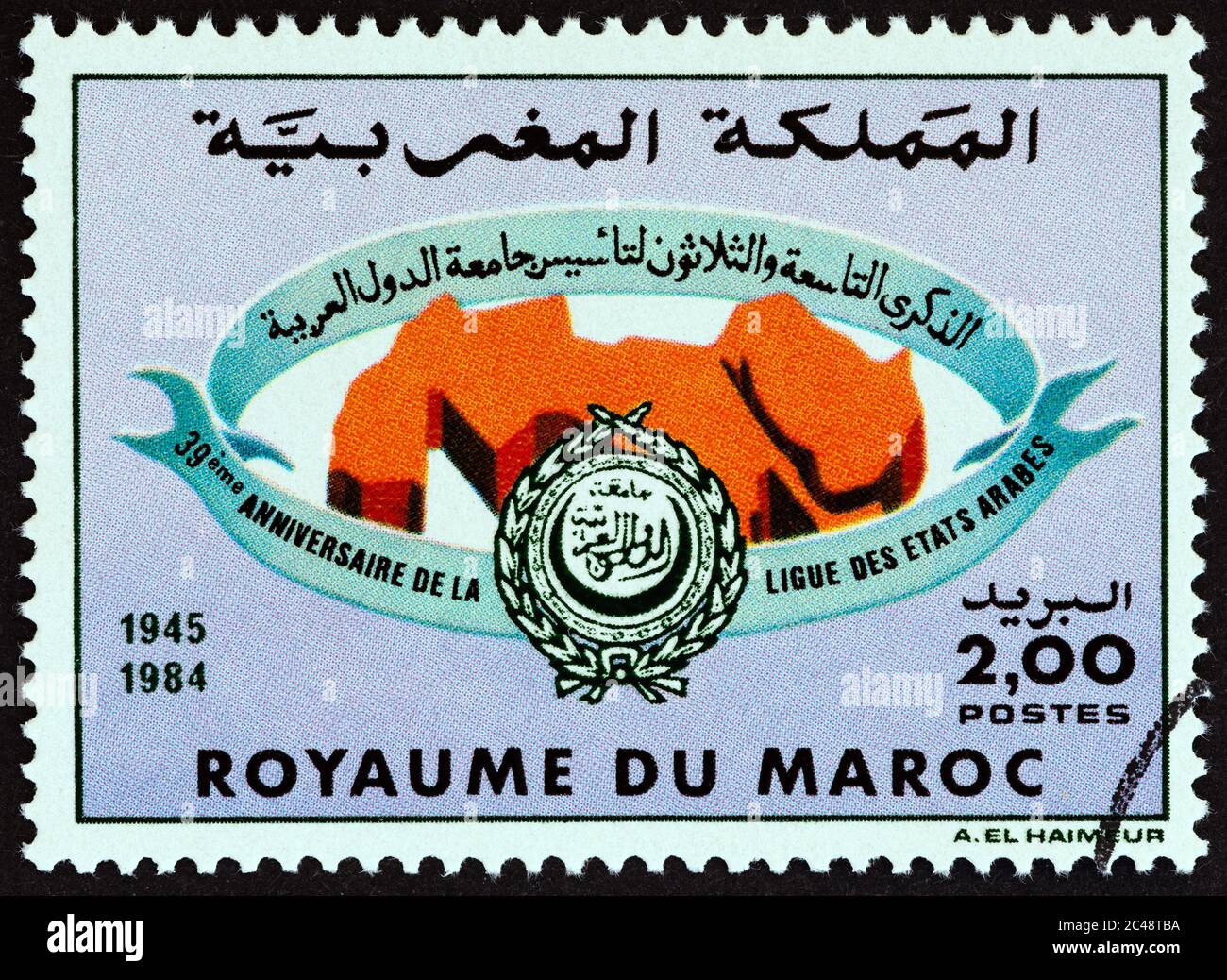 MAROCCO - CIRCA 1984: Un francobollo stampato in Marocco rilasciato per il 39 ° anniversario di emblema della Lega Araba, circa 1984. Foto Stock