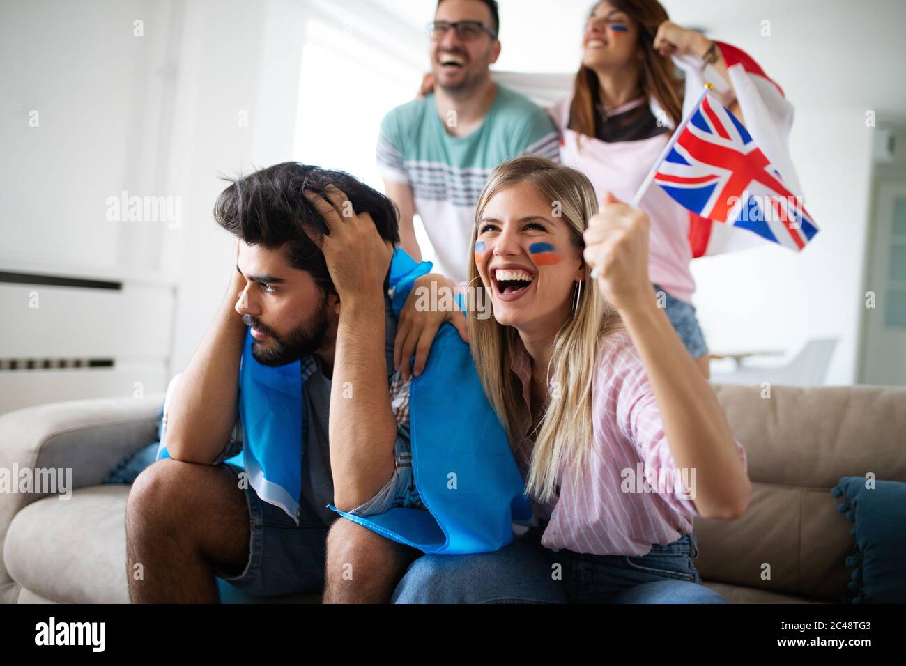 Gruppo di Tifosi delusi e felice di guardare una partita di calcio sul lettino. Foto Stock