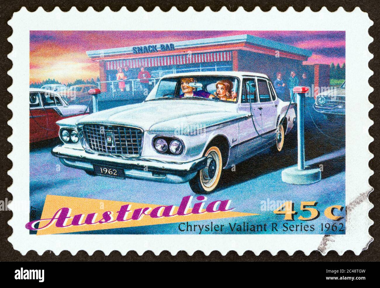 AUSTRALIA - CIRCA 1997: Un francobollo stampato in Australia dal numero 'Classic Cars' mostra Chrysler Valiant R Series berlina, 1962, circa 1997. Foto Stock