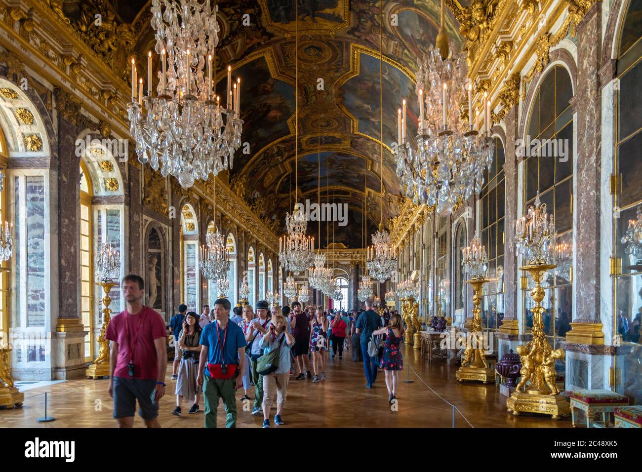 Versailles, Francia - 27 agosto 2019 : persone che visitano la sala degli specchi nella reggia di Versailles Foto Stock
