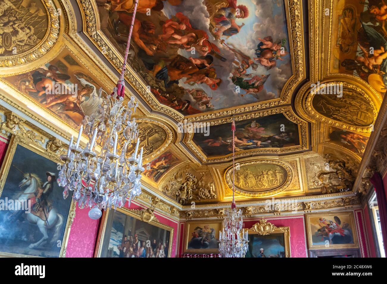 Versailles, Francia - 27 agosto 2019 : dipinto a soffitto del Palazzo Versailles vicino a Parigi, Francia Foto Stock
