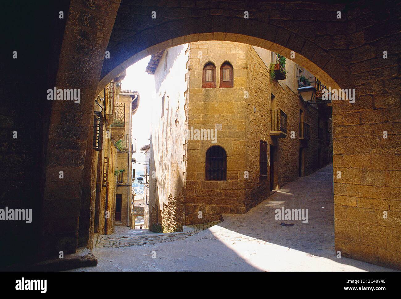 Strada e arco. SOS del Rey Catolico, provincia di Saragozza, Aragona, Spagna. Foto Stock