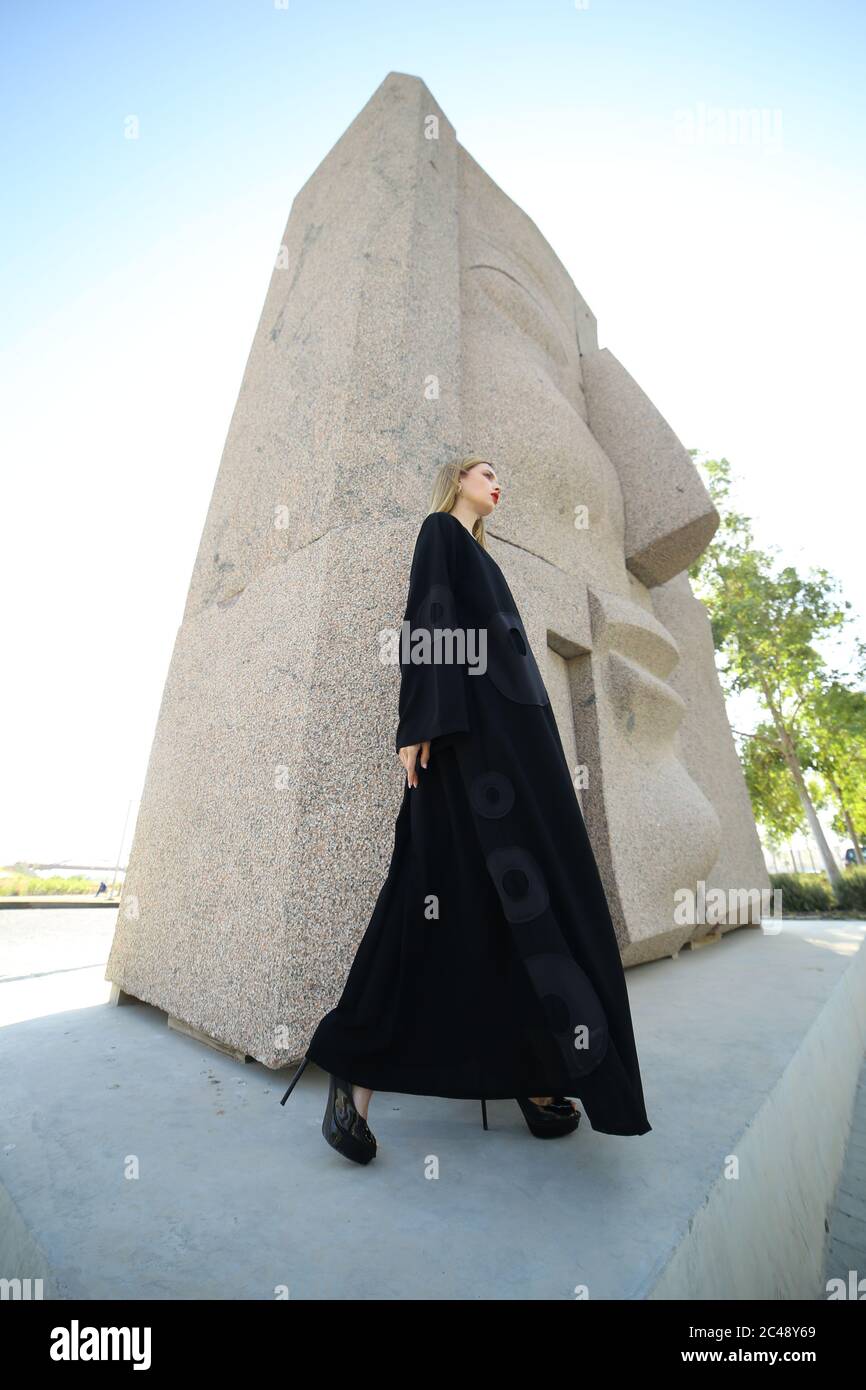 Modello arabo femminile in abaya nero Foto Stock