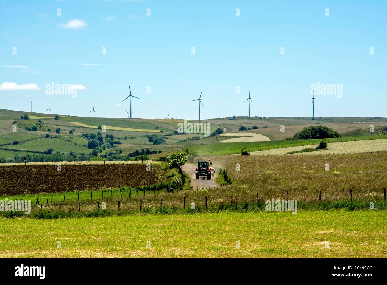 Trattore e turbina eolica. Ally plateau. Alta Loira. Auvergne. Francia Foto Stock