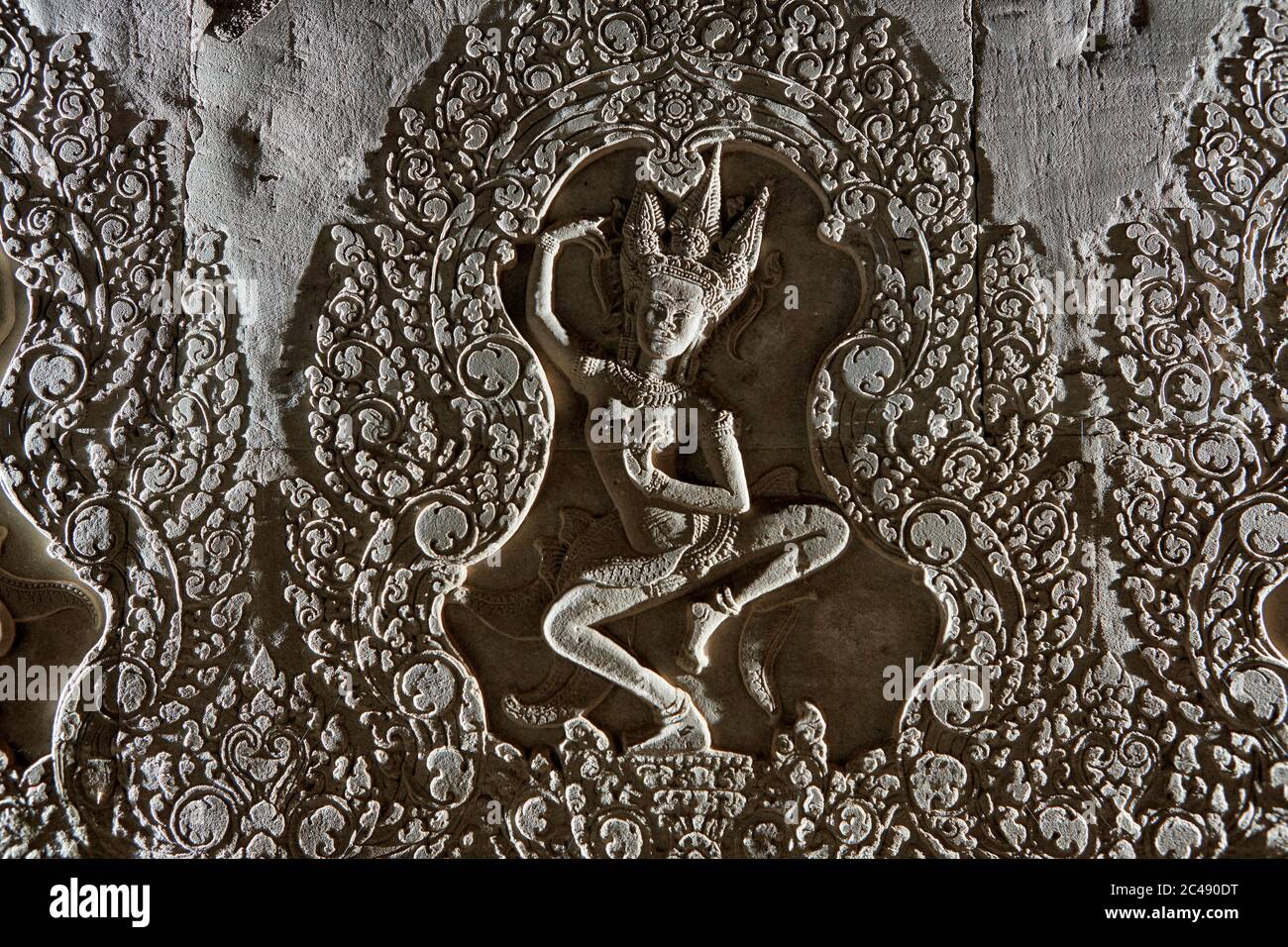 Bassorilievo di un'Apsara (ballerina celeste) danzante al complesso del tempio di Angkor Wat. Parco Archeologico di Angkor, Provincia di Siem Reap, Cambogia. Foto Stock