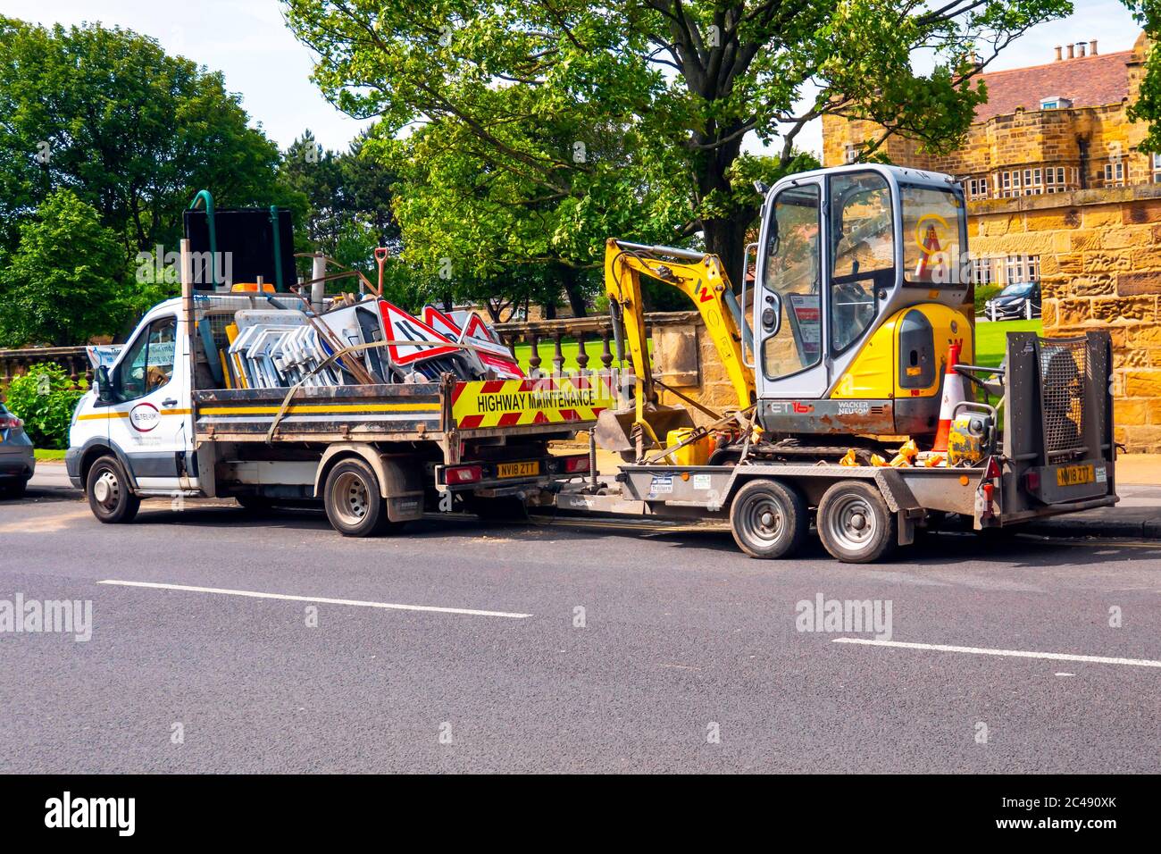 ELTEL UK, camion e rimorchi per la riparazione stradale con miniescavatore disponibili per qualsiasi servizio di pubblica utilità Foto Stock
