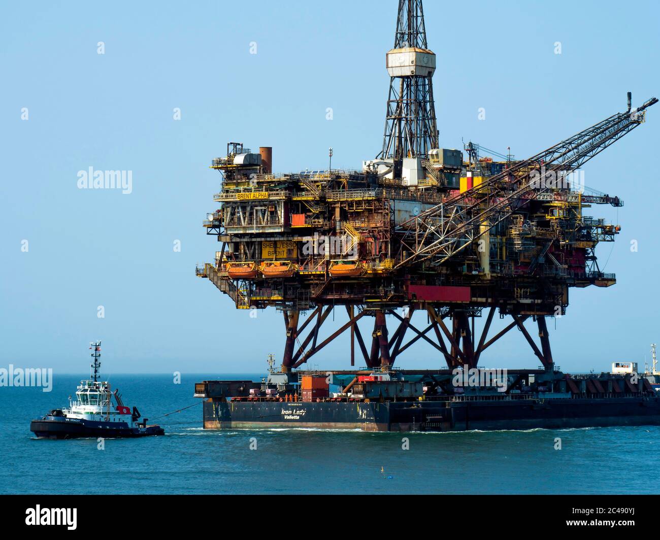 Traino di rimorchiatori sulla parte superiore della piattaforma Shell/esso Brent Alpha che arriva nelle River Tees per il riciclaggio dopo 44 anni di servizio nel Nord NOR Foto Stock