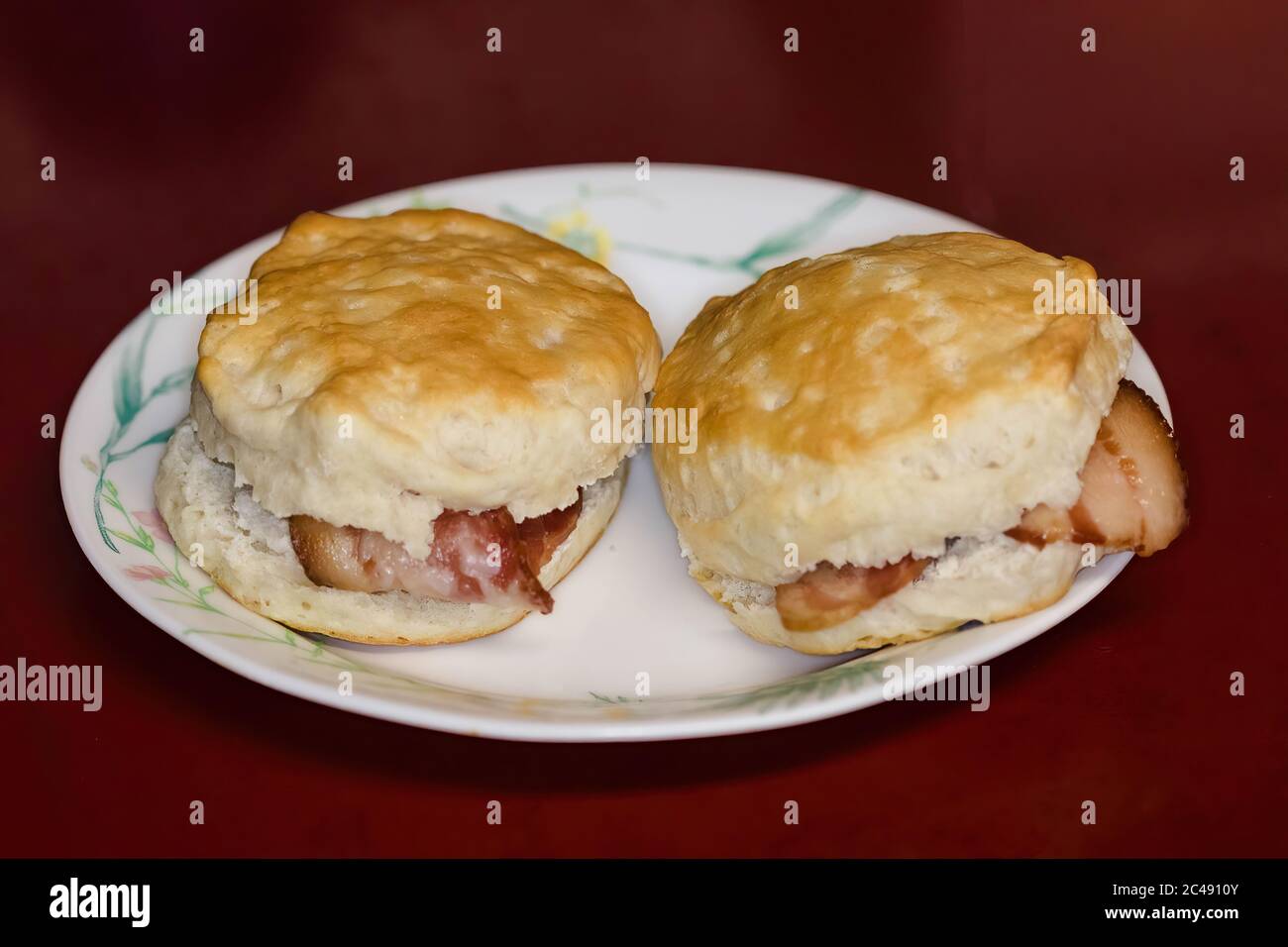 due biscotti per la colazione con strisce di pancetta Foto Stock