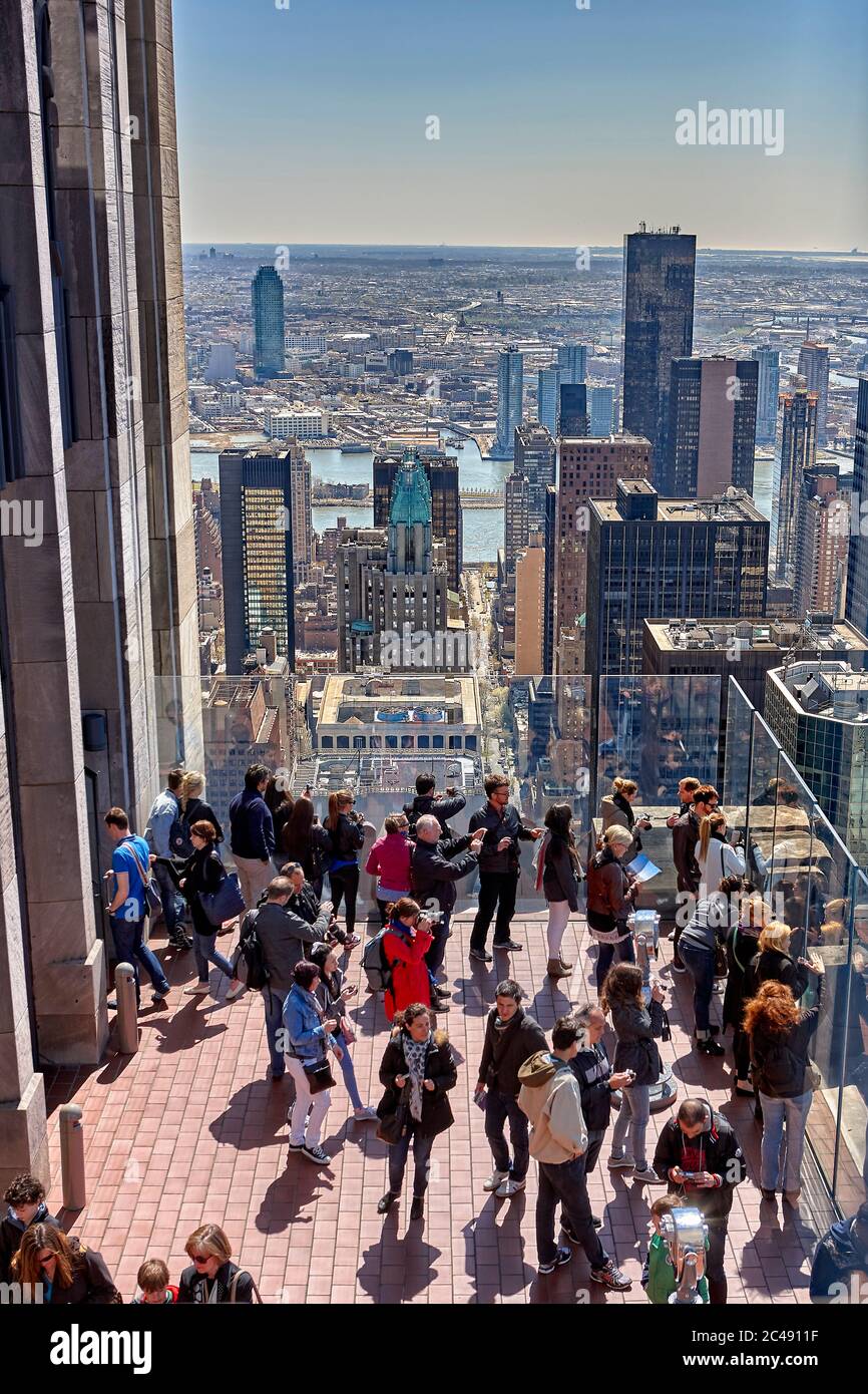 Folla di turisti sulla terrazza di osservazione Rockefeller Center Top of the Rock. New York City, Stati Uniti. Foto Stock