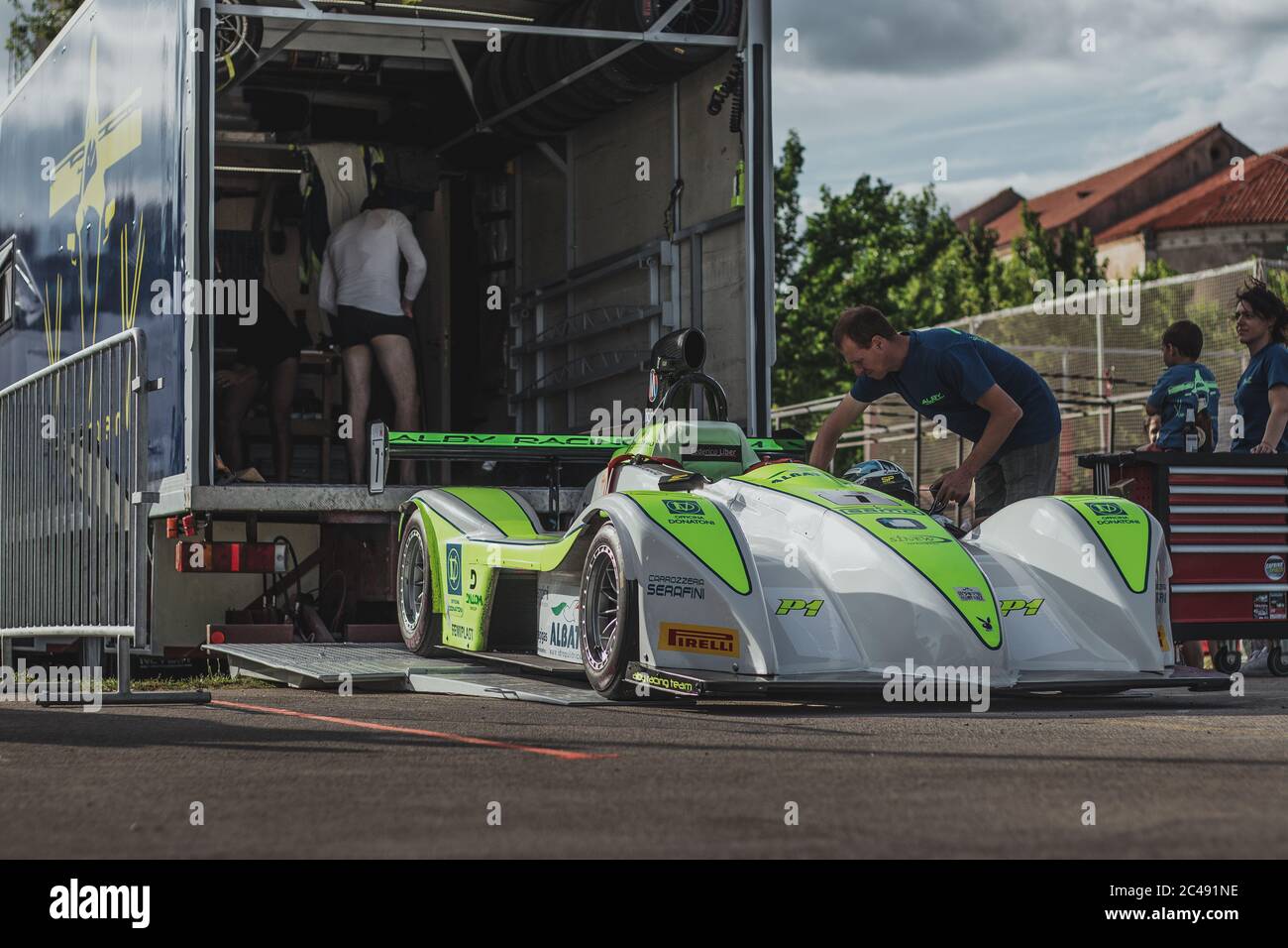 Skradin Croazia Giugno 2020 Formula auto da corsa che viene sollevata in un camion specializzato per il trasporto da eventi Foto Stock