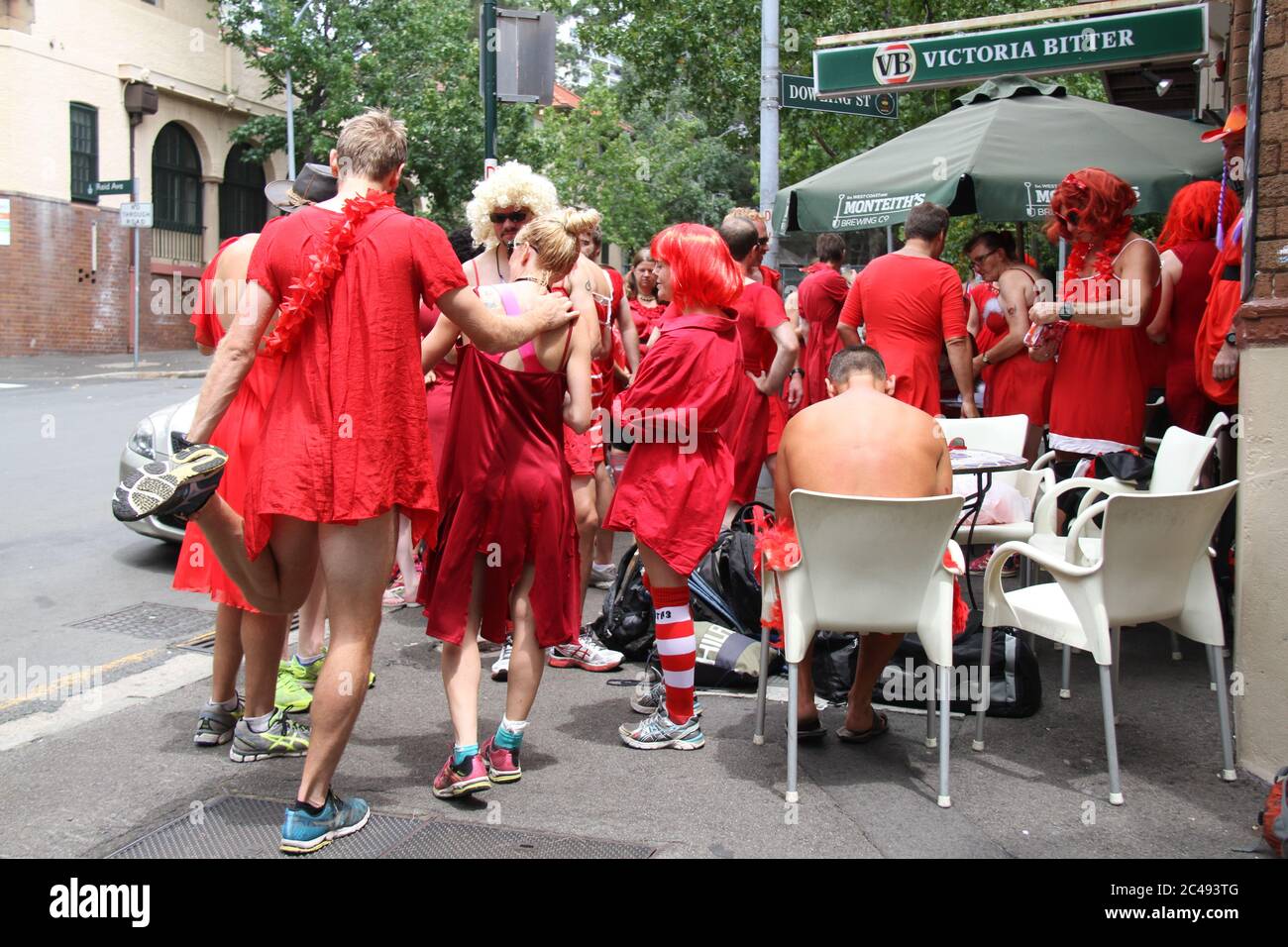Sydney Thirsty Hash House Harriers 2014 red dress run i partecipanti si incontrano all'Old Fitzroy Hotel al 129 di Dowling Street, Woolloomooloo prima dell'inizio Foto Stock