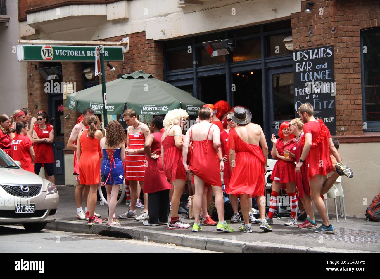 Sydney Thirsty Hash House Harriers 2014 red dress run i partecipanti si incontrano all'Old Fitzroy Hotel al 129 di Dowling Street, Woolloomooloo prima dell'inizio Foto Stock