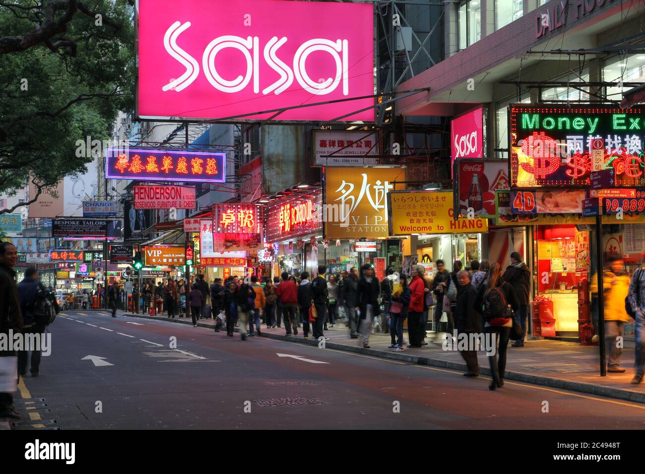 HONG KONG - 4 GENNAIO: Scena serale sulla strada di Haiphong a Kowloon, lato di Hong Kong, Cina, il 4 gennaio 2012. Confinante con il Parco di Kowloon, le strade di Haiphong c Foto Stock