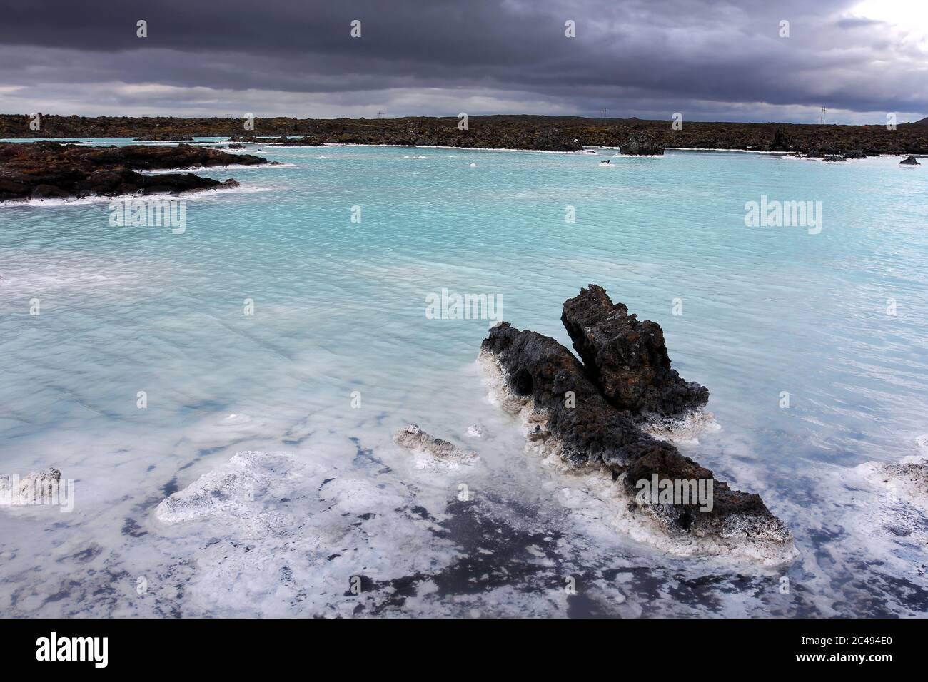 La Laguna Blu è una piscina artificiale e una spa alimentata dalle acque reflue di una centrale geotermica nei campi di lava vicino a Grindavik, Islanda. Il blu su Foto Stock