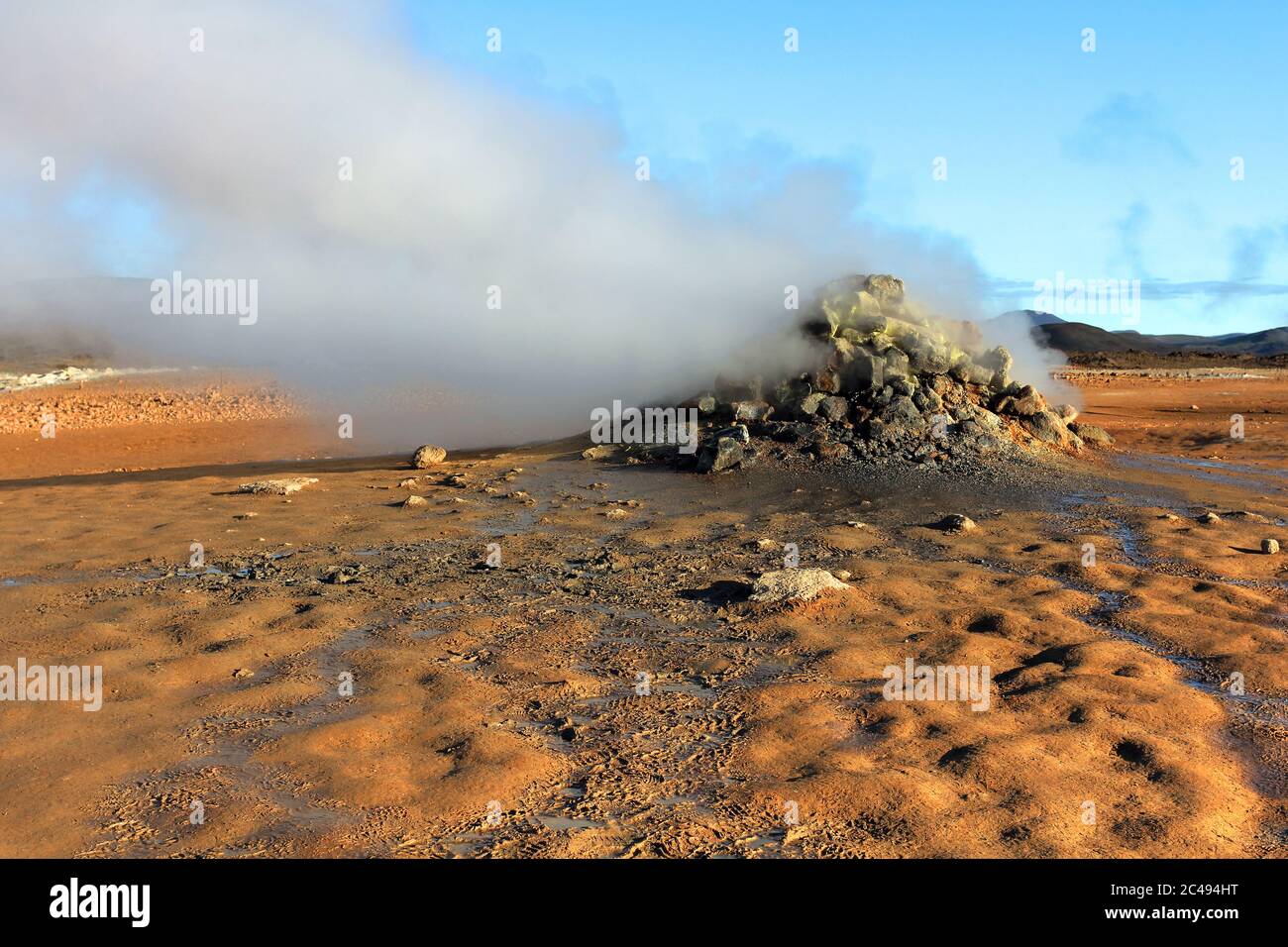 Una fossa di fango sulfureo in Namaskard (Námaskarð = 'meno'), vicino al Lago Myvatn, Islanda Foto Stock