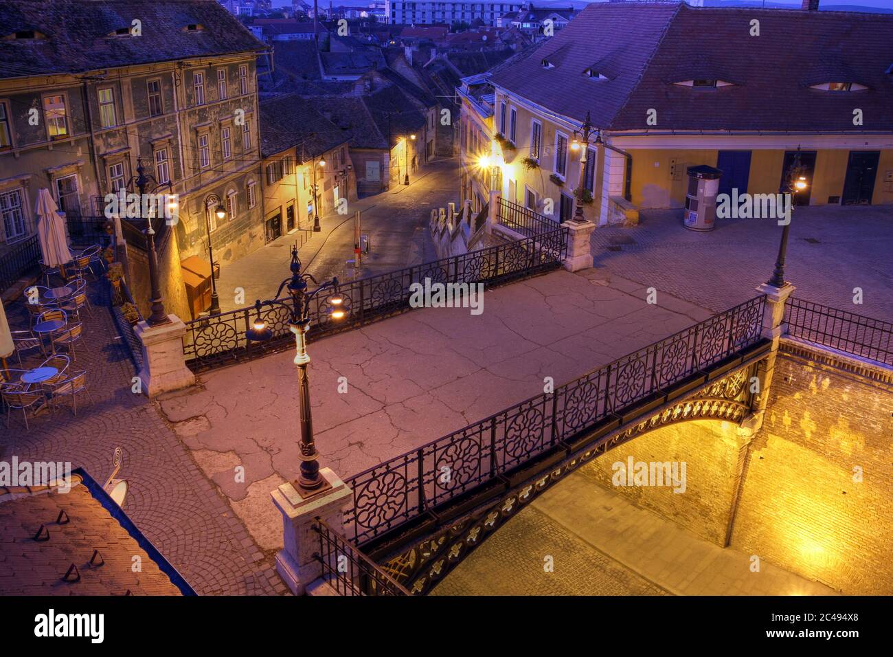 Scena notturna del Ponte di Liar nel centro storico di Sibiu, Romania. Angolo alto. Foto Stock