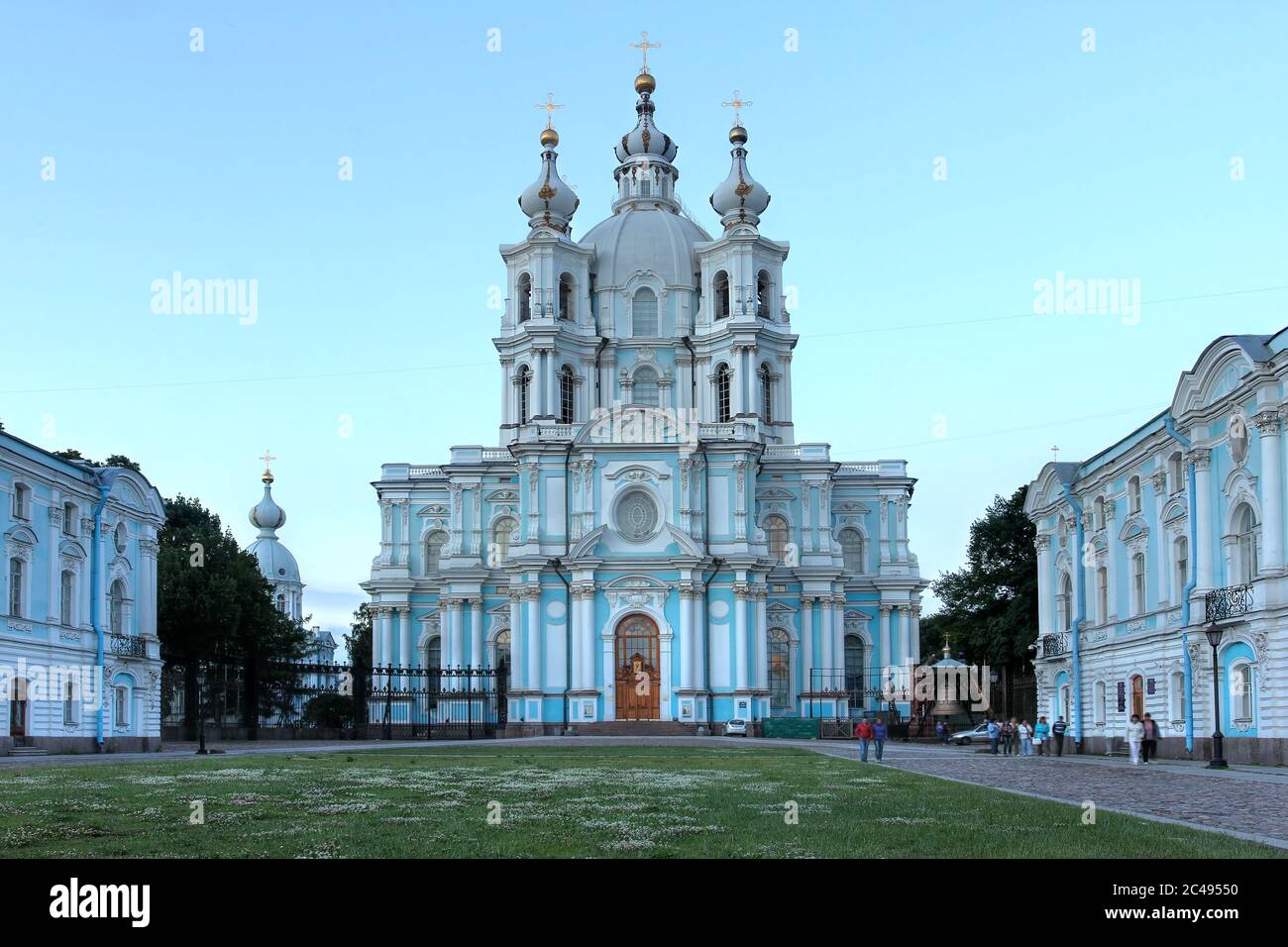 Smolny Convento della Resurrezione a Ploschad Rastrelli a San Pietroburgo, Russia poco dopo il tramonto. Foto Stock Smolny Convento della Resurrezione a Ploschad Rastrelli a San Pietroburgo, Russia poco dopo il tramonto. Foto Stock