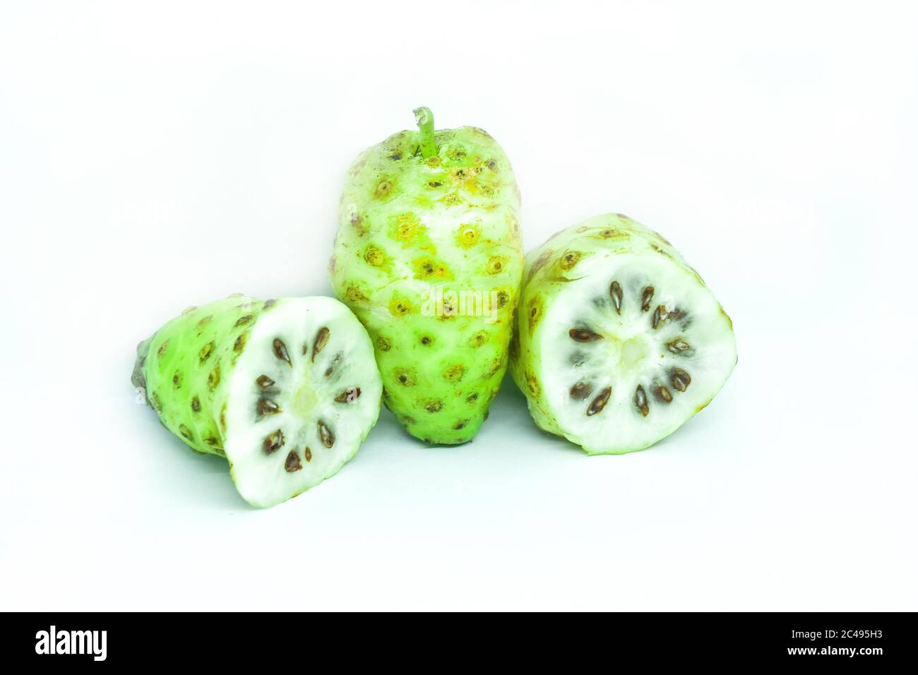 noni o Morinda Citrifolia e fetta isolata su sfondo bianco Foto Stock