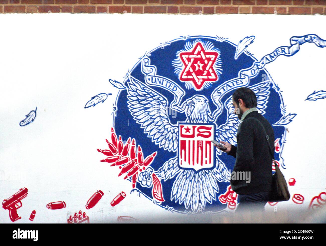 Ha sfidato il sigillo statunitense sul murale al di fuori dell'ex ambasciata statunitense a Teheran, Iran Foto Stock