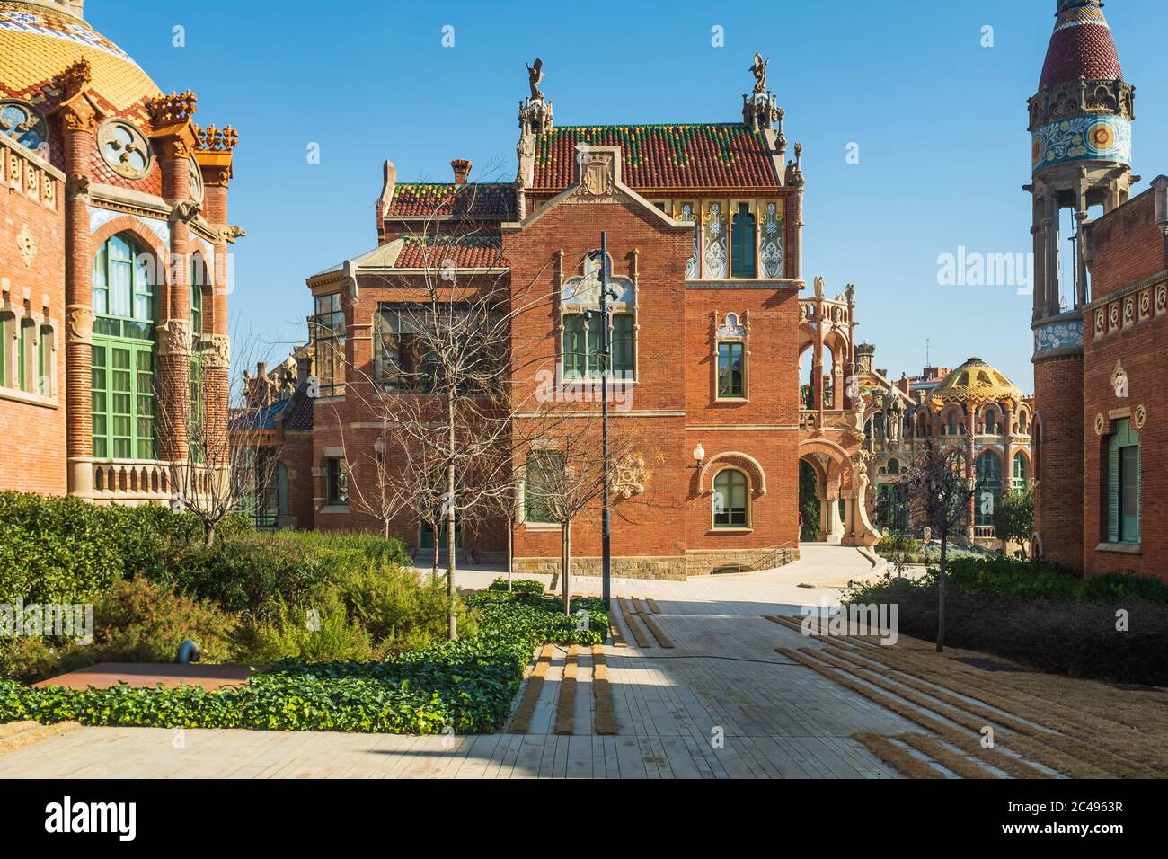 Vista laterale del Padiglione Centrale dell'ex Ospedale Sant Pau di Barcellona, Spagna. Foto Stock