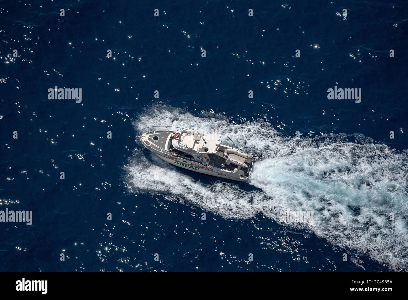 ARPAC barca sulla strada per ispezionare Marina piccola qualità dell'acqua Foto Stock