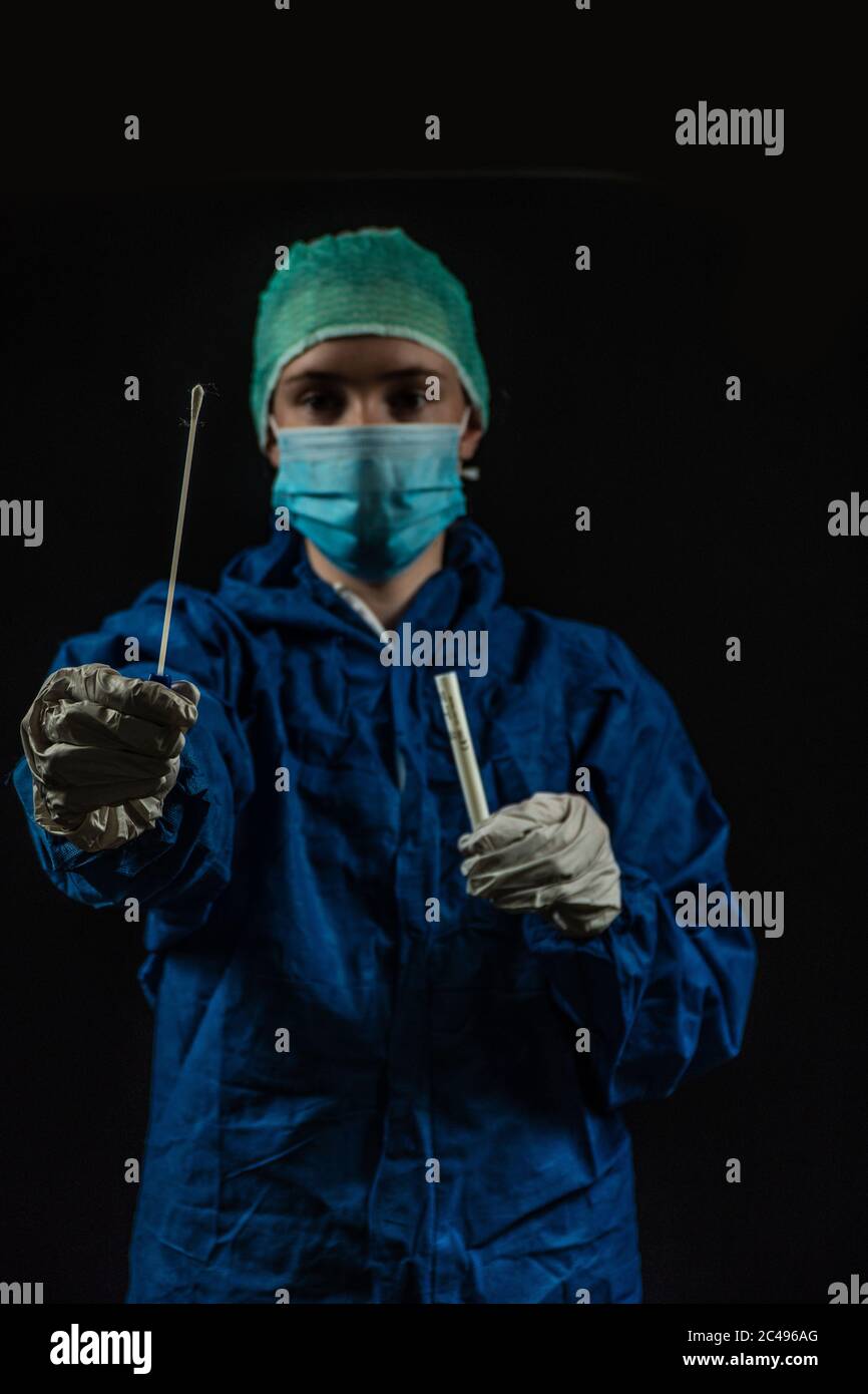 Foto stile Doomsday di tecnico medico in procinto di somministrare un test tampone Foto Stock
