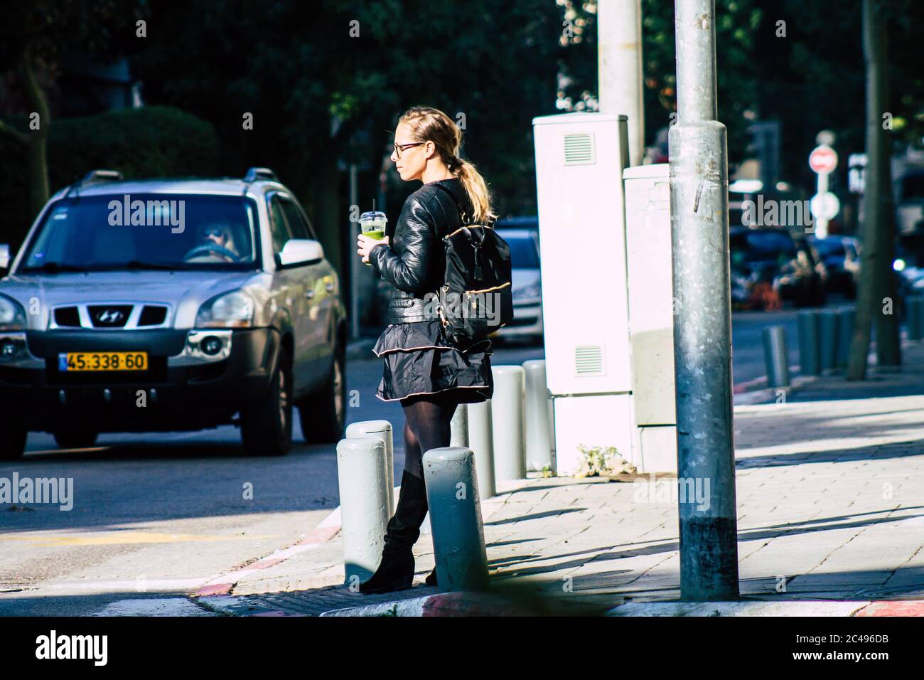 Tel Aviv Israele 04 febbraio 2020 Vista di persone non identificate che camminano per le strade di Tel Aviv in inverno Foto Stock