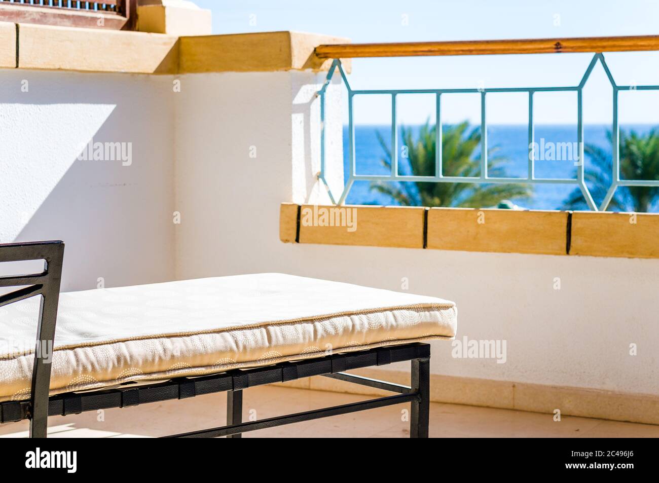 Sedia a sdraio o chaise longue sul balcone di un hotel con vista mare Foto Stock